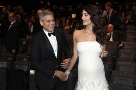 Amal Clooney luce embarazo en los Premios César