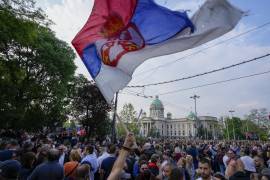 Miles de serbios decidieron salir a las calles para cuestionar el manejo del gobierno, luego de los dos tirotos masivos en Belgrado.