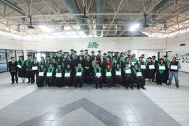 Autoridades universitarias y familiares acompañaron a los 57 egresados de la LIV Generación en la ceremonia de graduación.