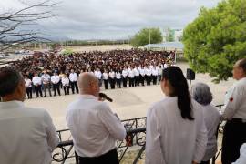 Los estudiantes se benefician de programas de apoyo que les permiten continuar su educación