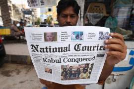En un puesto de periódicos en Karachi, Pakistán, la gente lee las noticias de primera plana sobre la toma de control de los talibanes en Kabul. EFE/EPA/Shahzaib Akber