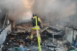 Los bomberos extinguieron un incendio tras un ataque aéreo ruso en Kramatorsk, Ucrania.