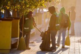 Las cuadrillas llevan a cabo actividades de deshierbe, barrido manual y mecánico, poda de árboles y retiro de basura y escombro.