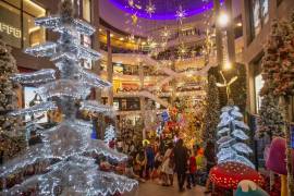 La gente mira las decoraciones navideñas dentro de un centro comercial en Kuala Lumpur, Malasia. EFE/EPA/Ahmad Yusni