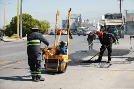 Cuadrillas municipales repararon tramos deteriorados de la avenida Presidente Cárdenas, entre Miguel Hidalgo y Prolongación Francisco de Urdiñola.