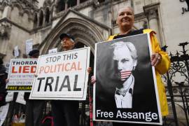 Los partidarios del fundador de Wikileaks, Julian Assange, se manifiestan frente a los Tribunales Reales de Justicia en Londres, Gran Bretaña. EFE/EPA/Andy Rain