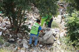 Integrantes del programa “Aquí Andamos” retiraron basura y maleza acumulada en el arroyo Pereyra, a la altura de la colonia Lomas Verdes.