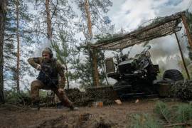 Un soldado de la 45.ª Brigada Separada de Artillería de Ucrania dispara un obús de 155 mm, el tipo de arma utilizada para lanzar municiones en racimo, en la provincia ucraniana de Donetsk.