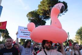 Manifestación en Tirana, contra un desarrollo costero en el oeste de Albania vinculado al yerno de Donald Trump, Jared Kushner, que enfrenta una creciente oposición por parte de los defensores medioambientales.