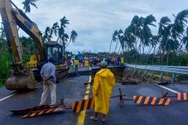 Árboles, caídos, socavones, e infraestructura dañada fue el saldo del país del huracán John por costa Chica en Guerrero. Muchas comunidades han quedado sin luz y están a la espera de que les repongan los servicios básicos.