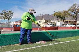 En esa plaza se retiró basura y maleza y se limpiaron áreas verdes, andadores y canchas.