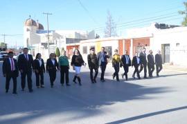 El alcalde Roberto Piña Amaya y su esposa, Verónica Martínez, encabezaron el evento, compartiendo con los ciudadanos esta conmemoración especial.