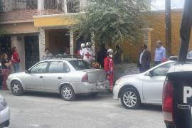 Elementos de la Agencia de Investigación Criminal realizaron las diligencias en el domicilio donde un hombre fue hallado sin vida al sur de Saltillo.