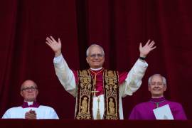 Recién elegido, el papa León XIV saluda desde el balcón de la Basílica de San Pedro del Vaticano, el 8 de mayo de 2025.