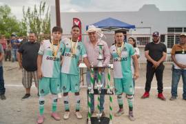 El alcalde “Chano” Díaz encabezó la ceremonia de premiación y clausura de la Liga de Fútbol de Agujita. FOTOS: CORTESÍA