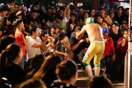 Las y los asistentes interactuaron con los luchadores en una velada que combinó deporte-espectáculo y convivencia familiar.