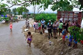 Las fuertes lluvias que duraron varios días por el huracán ‘Jhon’, provocaron que todos los habitantes estuvieron encerrados en el pueblo y nadie pudiera salir. FOTO: CUARTOSCURO.