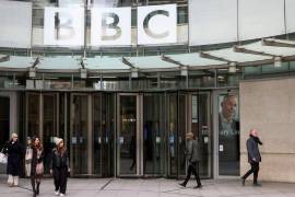 La cadena de televisión informó que tanto el Director General, Tim Davie, como la directora ejecutiva de noticias, Deborah Turness, decidieron dejar la corporación. FOTO: