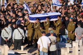Soldados israelíes llevan el ataúd del sargento de Estado Mayor Noam Hamburger, que murió en un ataque con dron libanés en el norte de Israel, durante su funeral en Atlit, Israel.