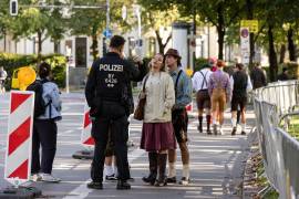 El Oktoberfest 2025 en Múnich fue cerrado temporalmente tras un incendio y explosión en un edificio cercano, con una persona fallecida y otra desaparecida, mientras autoridades investigan la posible relación con artefactos explosivos.