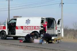 Paramédicos de Bomberos brindaron atención a los lesionados tras el accidente en la carretera estatal número 20, antes de ser trasladados al IMSS.