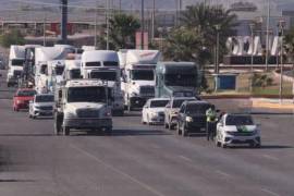 Camioneros bloquean vialidades en Torreón para exigir el fin de las extorsiones en filtros de seguridad.