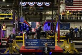 El presidente Joe Biden (C) pronuncia comentarios sobre infraestructura y sus políticas económicas conocidas como “Bidenomics” en una instalación de Amtrak en Bear, Delaware.