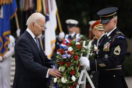 El presidente de los Estados Unidos, Joe Biden, en la ceremonia de colocación de una corona en la Tumba del Soldado Desconocido en el Cementerio Nacional de Arlington, el Día de los Caídos en Arlington, Virginia.