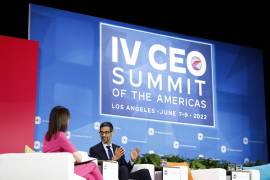 Sundar Pichai (d), director ejecutivo de Alphabet Inc. y su subsidiaria Google, habla en la IV Cumbre de CEO de las Américas en Los Ángeles, California.