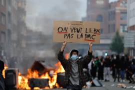 Una protesta en Lille, Francia, el 1 de octubre del 2026, cargando un cartelón que dice “queremos el bachillerato”.