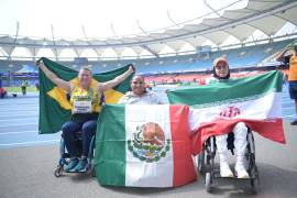 Gloria Zarza celebra en el podio de Nueva Delhi tras conquistar la medalla de oro en el impulso de bala F54, reafirmando su lugar como referente del para atletismo mundial.