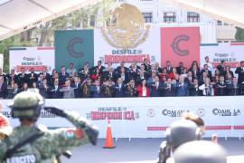 El gobernador Manolo Jiménez encabezó el Desfile Cívico-Militar por el 216 aniversario del inicio de la Independencia.