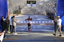 Personal médico y voluntarios se mantienen atentos en uno de los puntos de abastecimiento instalados a lo largo de la ruta.