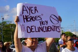 CANCÚN, QUINTANA ROO, 13OCTUBRE2026.- Personal médico, enfermería y administrativo del Instituto Mexicano del Seguro Social (IMSS) en Quintana Roo se sumó a la jornada nacional de protesta concentrándose en la glorieta de El Ceviche, en el centro de Cancún. Los manifestantes exigen un incremento salarial justo del 10%, la contratación de más personal para cubrir vacantes, abasto de medicamentos y mantenimiento a las instalaciones hospitalarias. La movilización avanzó por la avenida Tulum y zonas aledañas hacia el Hospital General de Zona No. 3, provocando cierres viales y afectaciones al tránsito en el primer cuadro de la ciudad. FOTO: ELIZABETH RUIZ/CUARTOSCURO.COM
