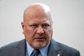 Karim Khan, fiscal de la Corte Penal Internacional, mira hacia arriba antes de una conferencia de prensa en La Haya, Países Bajos, el 3 de julio de 2023.