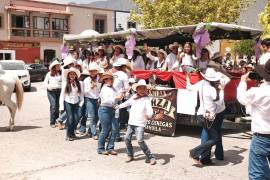 El alcalde Víctor Manuel Leija Vega encabezó el recorrido y destacó la importancia de preservar las tradiciones que dan identidad al Pueblo Mágico.