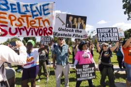 Simpatizantes de las víctimas de Jeffrey Epstein y Ghislaine Maxwell protestan frente al Capitolio. El Comité de Supervisión de la Cámara de Representantes publicó 33,000 páginas de documentos sobre este caso.
