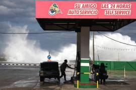 La gente carga combustible en sus automóviles y motocicletas en una gasolinera cerca del Malecón en La Habana, Cuba, el martes 27 de enero de 2026.