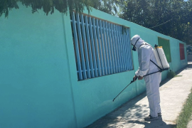 Personal de Salud Municipal realiza labores de limpieza y fumigación en las escuelas afectadas.