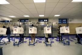 La gente vota en la Escuela Pública 452 en Nueva York, Nueva York.