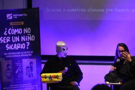 La confundadora de la ONG Reinserta, Saskia Niño de Rivera (d), y Rolando (nombre ficticio), un joven que fue reclutado por el crimen organizado cuando tenía nueve años, participan en una rueda de prensa.