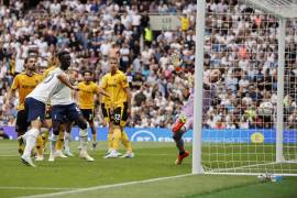 Harry Kane (i) de Tottenham anota el gol de la victoria durante el partido de fútbol de la Premier League inglesa entre Tottenham Hotspur y Wolverhampton Wanderers en Londres, Gran Bretaña.