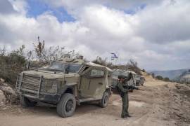 Un soldado de las Fuerzas de Defensa de Israel custodia un vehículo en territorio del sur de Líbano, zona controlada por el ejército israelí, en la que hasta hace muy poco operaba la milicia Hizbulá. FOTO: EFE