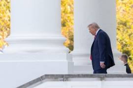 El presidente Donald Trump sale del pórtico norte de la Casa Blanca el viernes 31 de octubre de 2025, en Washington.