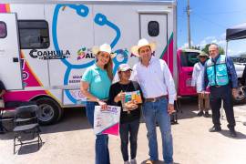 La unidad móvil de Amor en Movimiento recorre colonias y ejidos de Saltillo para brindar estudios de optometría y audiometría, con entrega gratuita de lentes y aparatos auditivos.