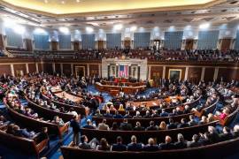 Fotografía de archivo del 25 de octubre de 2023 donde aparecen legisladores estadounidenses emitiendo sus votos dentro de la Cámara de Representantes del Capitolio de Estados Unidos en Washington.