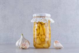 La mezcla de ajo con miel es común en remedios caseros.