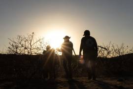 En la transmisión en vivo que realizaron en sus redes sociales, se ve a las mujeres limpiando el terreno y excavando con picos y palas. FOTO: Archivo / Cuartoscuro