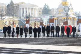 Líderes extranjeros y el presidente de Ucrania, Volodímir Zelenski (c), rinden un homenaje a los soldados ucranianos caídos en la guerra con Rusia en Kiev.