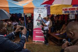 Familiares y amigos se reúnen para recordar a James Kamau Ndungu, uno de los muchos africanos que murieron en Ucrania tras ser reclutados con falsas promesas por parte de Rusia.